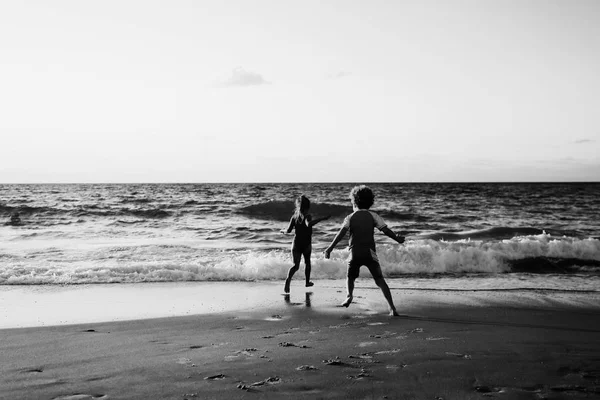 Niños jugando en la playa — Foto de Stock