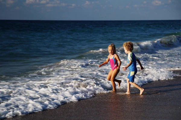 Kinderen spelen op het strand — Stockfoto