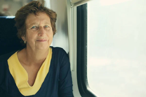 Kobieta siedziała w pociągu — Zdjęcie stockowe