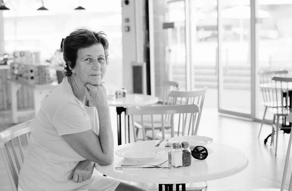 Vrouw zittend in café — Stockfoto