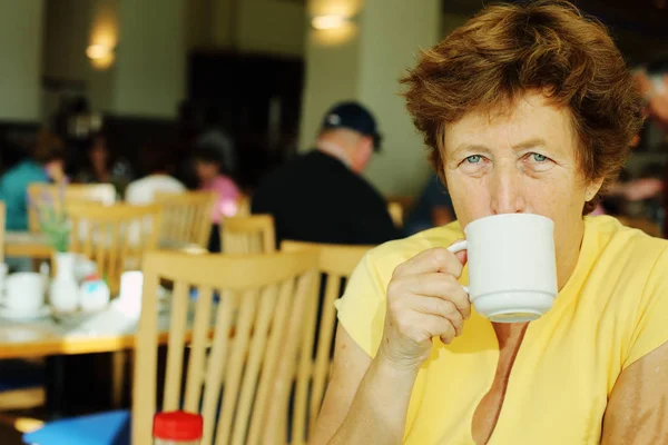 Vrouw die ochtendkoffie drinkt — Stockfoto