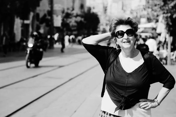 Alegre mulher sênior aproveitando a viagem — Fotografia de Stock