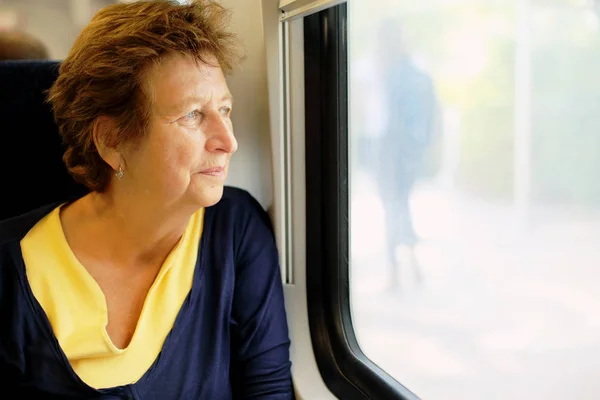 Vrouw zitten in de trein — Stockfoto