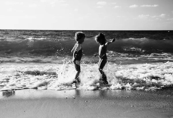 孩子们在海滩上玩 — 图库照片
