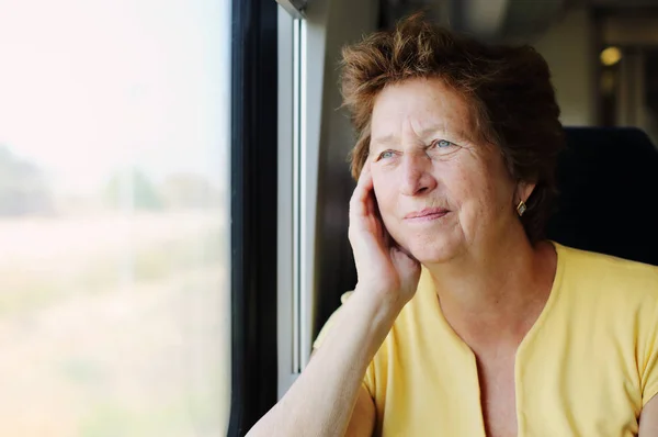 Vrouw zitten in de trein — Stockfoto