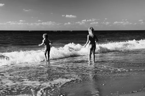 Niños jugando en la playa — Foto de Stock