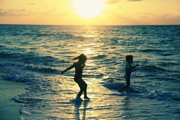 Plajda oynayan çocuklar — Stok fotoğraf