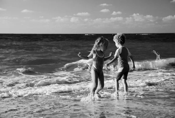 孩子们在海滩上玩 — 图库照片