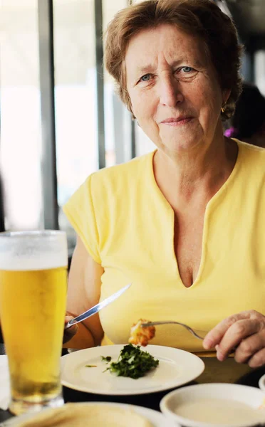 Vrouw eten in restaurant — Stockfoto