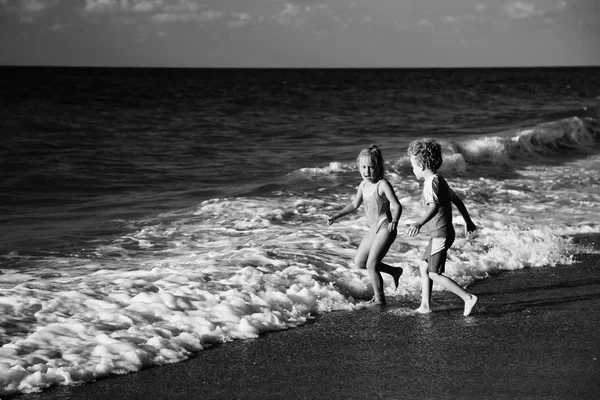 Kinderen spelen op het strand Stockfoto