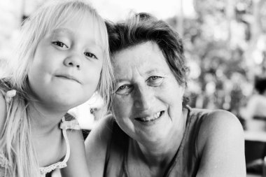 Güzel 70 yaşında bir kadın 5 yaşında torunu ile portresi