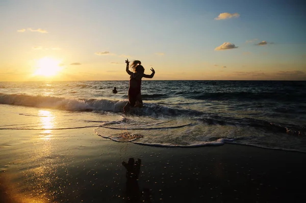 Crianças brincando na praia — Fotografia de Stock