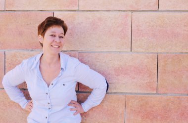 Smilingwoman açık havada portresi