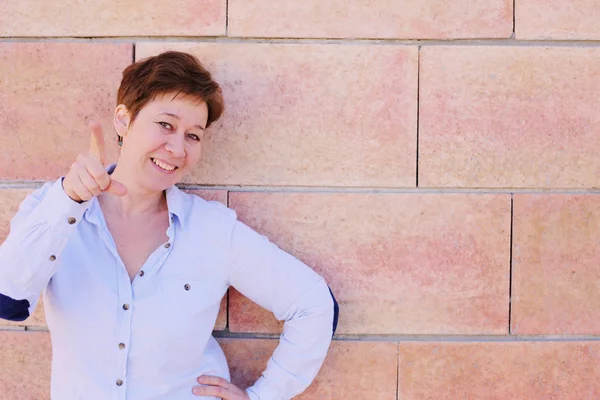 Portrait of smilingwoman outdoors — Stock Photo, Image