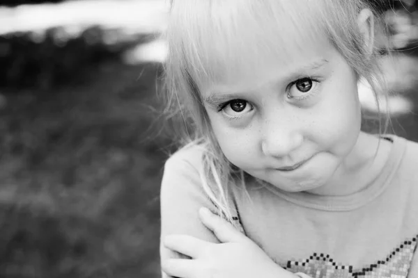 Schattig klein meisje — Stockfoto