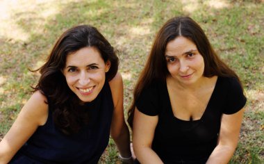 İki gülümseyen 40 yıl yaşlı kadınlar açık havada portresi