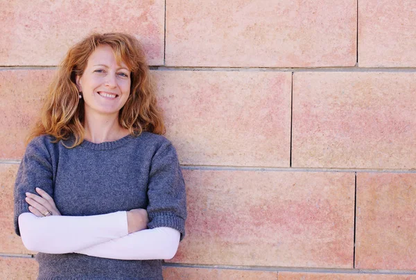 Portret van een lachende vrouw buiten — Stockfoto