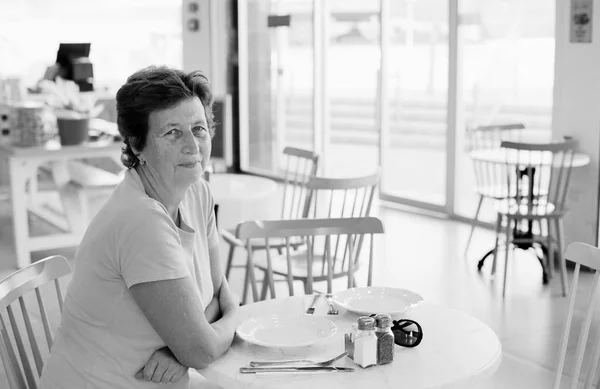 Retrato de mujer hermosa —  Fotos de Stock