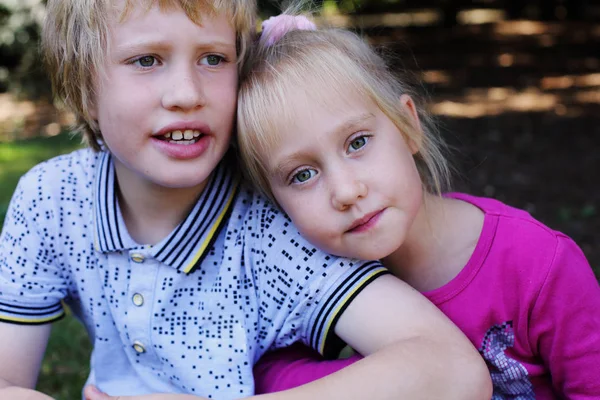 Retrato de niña con su hermano —  Fotos de Stock