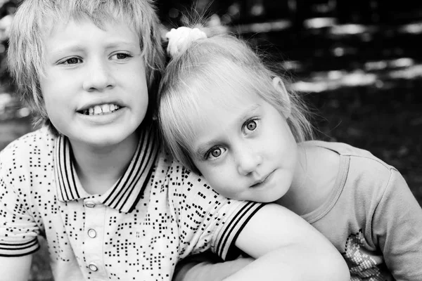 Portrait de fille avec son frère — Photo