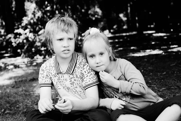 Porträtt av flicka med hennes bror — Stockfoto