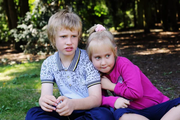 Retrato de niña con su hermano —  Fotos de Stock