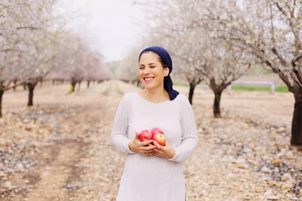 Mulher madura segurando maçãs vermelhas — Fotografia de Stock