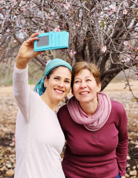 Duas mulheres fazendo selfie — Fotografia de Stock