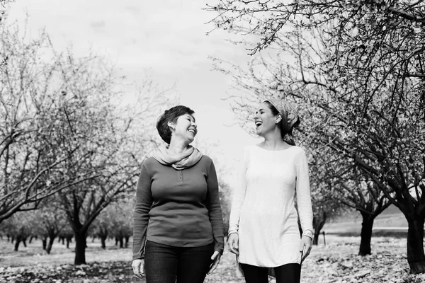 Two women outdoors — Stock Photo, Image