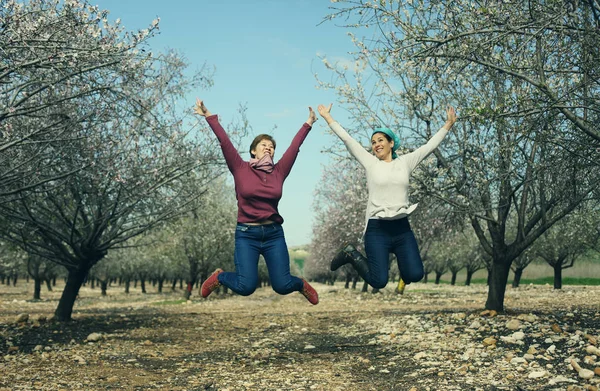 Two women outdoors — Stock Photo, Image