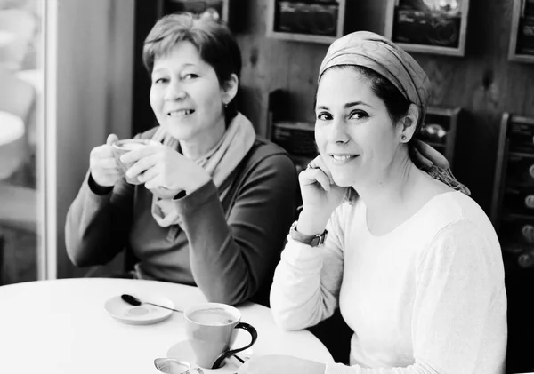 Mujeres felices sentadas en la cafetería —  Fotos de Stock