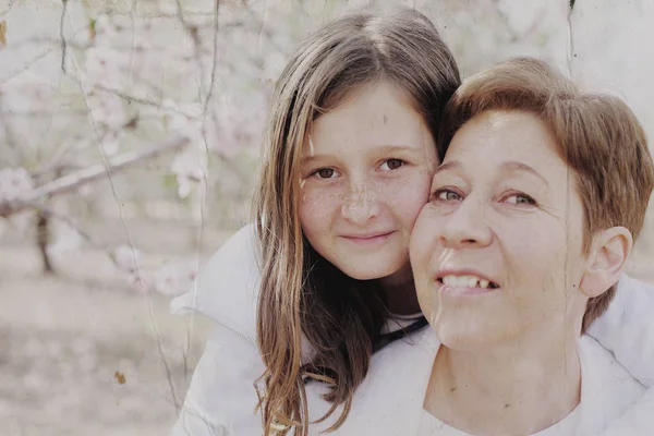 Mère et fille dans le parc fleuri — Photo