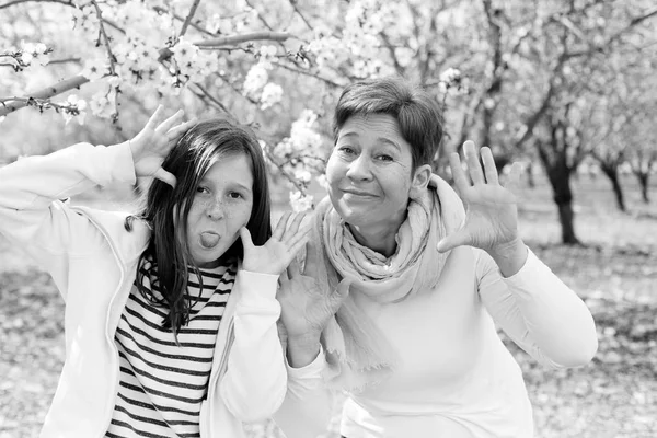 Matka a dcera v kvetoucí park — Stock fotografie