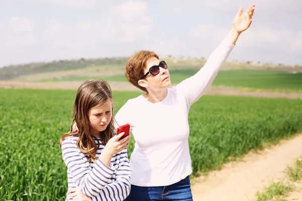 Dotter innehav mobiltelefon — Stockfoto