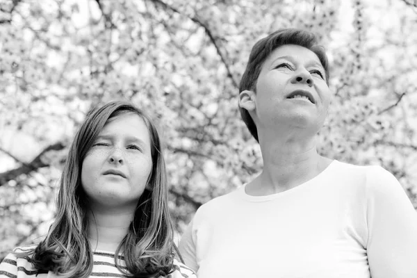 Mother and daughter in spring park — Stock Photo, Image