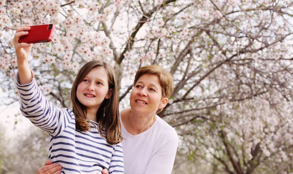 Madre e figlia nel parco primaverile — Foto Stock