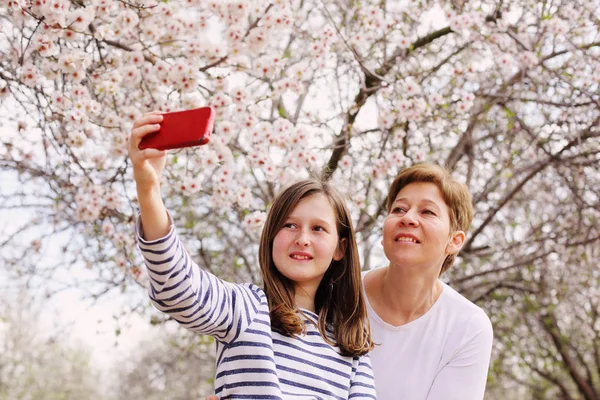 Mor och dotter i vår park — Stockfoto