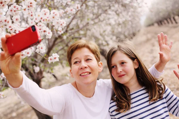 Madre e figlia nel parco fiorito — Foto Stock