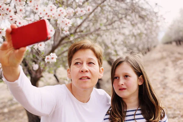 Madre e hija en el parque de primavera — Foto de Stock