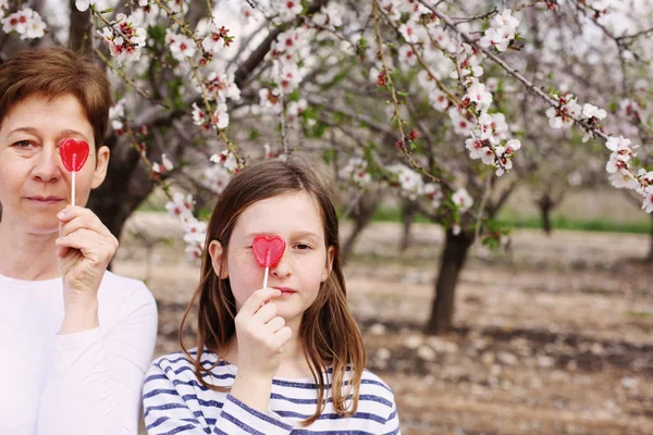 Anne ve kızı çiçek açan Park — Stok fotoğraf