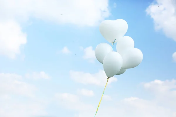 Weiße Luftballons am blauen Himmel — Stockfoto