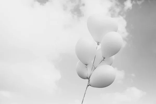 Белые воздушные шары на голубом небе — стоковое фото