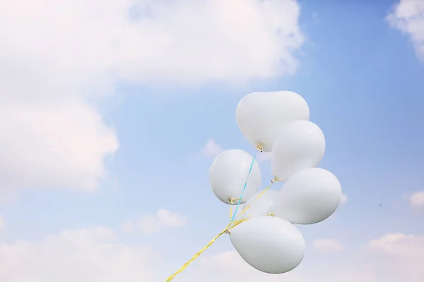 Vita ballonger på blå himmel — Stockfoto