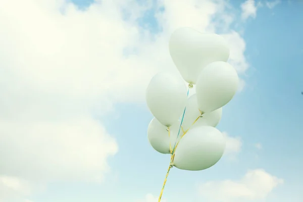 Witte ballonnen op blauwe hemel — Stockfoto