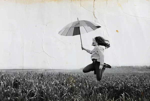 Teenage girl jumping in green field — Stock Photo, Image