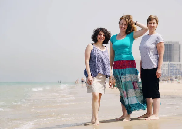 Зрелые женщины, стоящие на берегу — стоковое фото