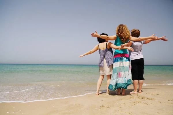 Reife Frauen stehen an Land — Stockfoto