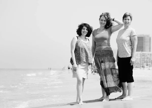 Mujeres maduras de pie en la orilla — Foto de Stock