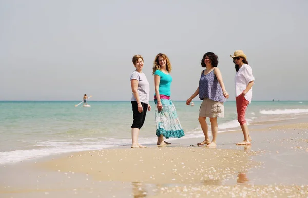 Mujeres maduras caminando en la playa — Foto de Stock