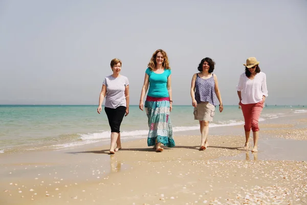 Mulheres maduras andando à beira-mar — Fotografia de Stock
